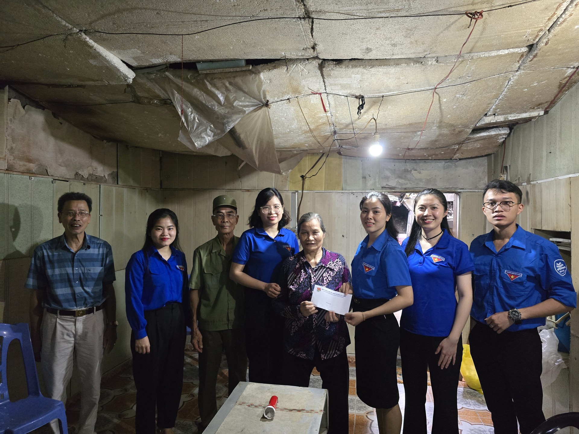 Đoàn thanh niên nhà trường tổ chức thăm hỏi và tặng quà cho cựu thanh niên xung phong nhân dịp kỷ niệm ngày Thương binh, liệt sĩ năm 2024